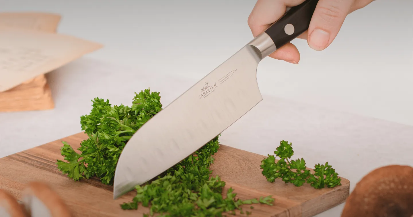 SANTOKU : LE COUTEAU AUX 3 VERTUS
